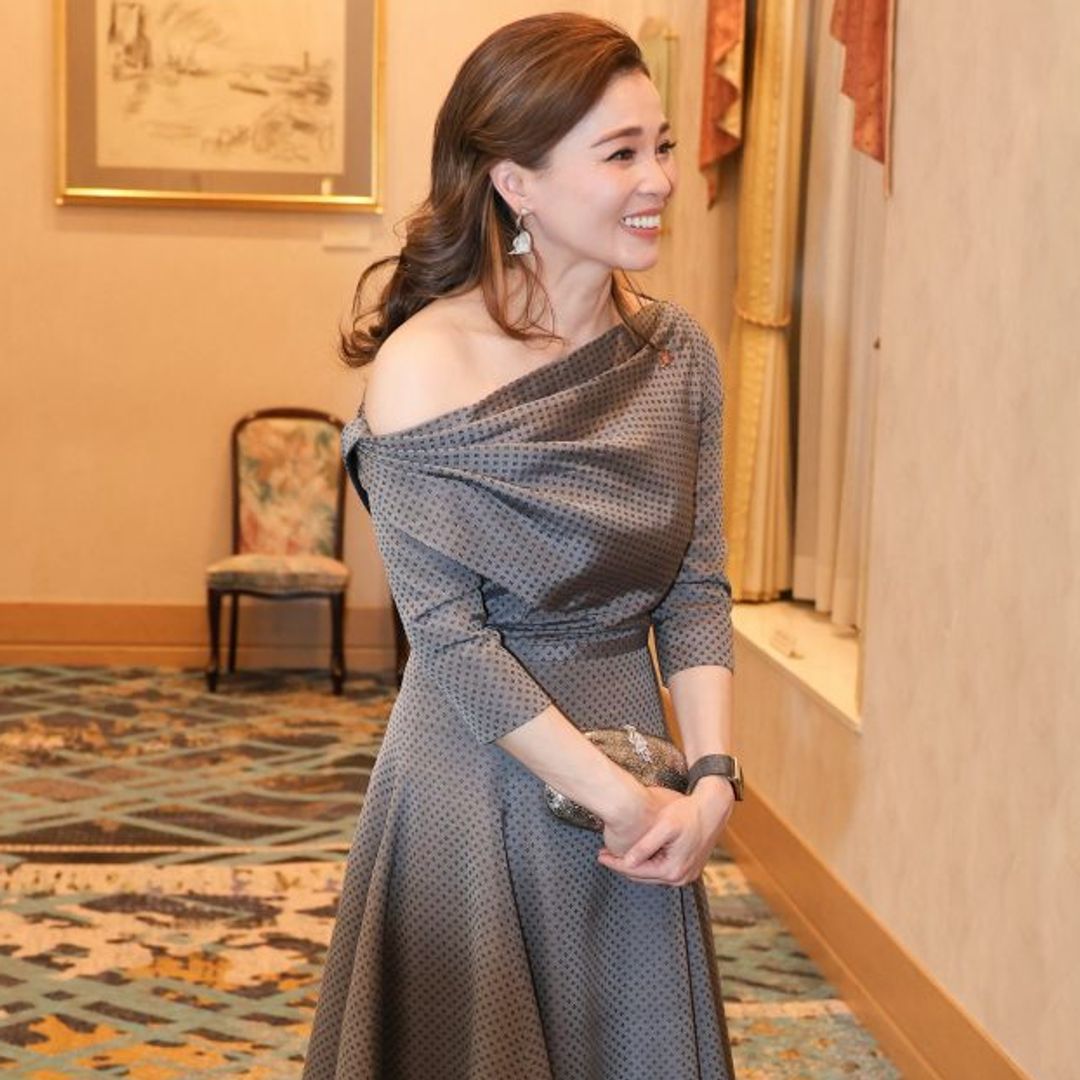 Suthida de Tailandia confía en los drapeados y firma uno de sus looks más románticos: así evoluciona el estilo de la reina que fue azafata