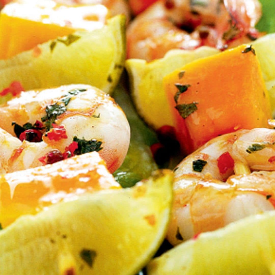 Brochetas tropicales de langostino y papaya