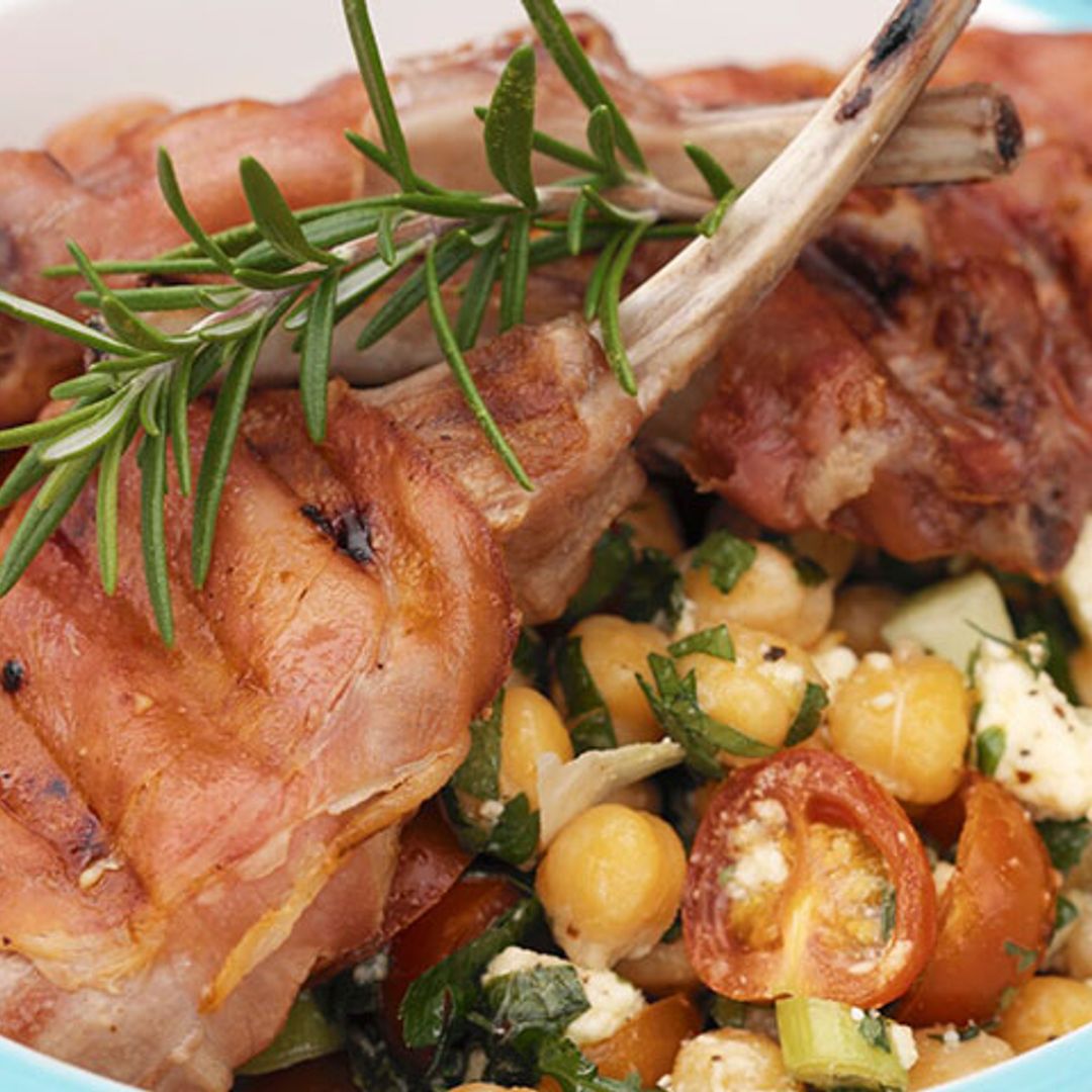 Chuletas de cordero con garbanzos y queso feta