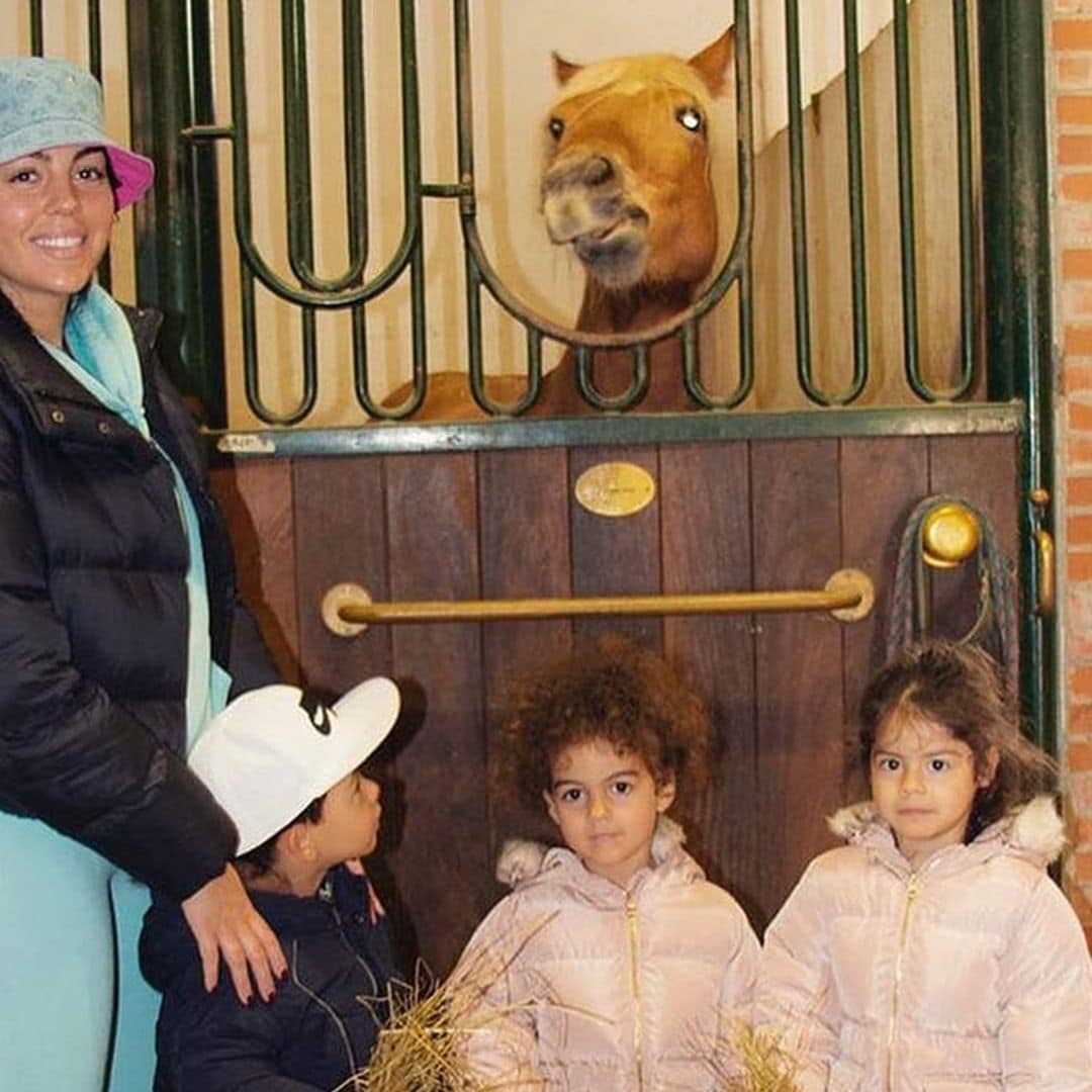 Las aventuras de Georgina Rodríguez y sus 'exploradores' en ¡las caballerizas!