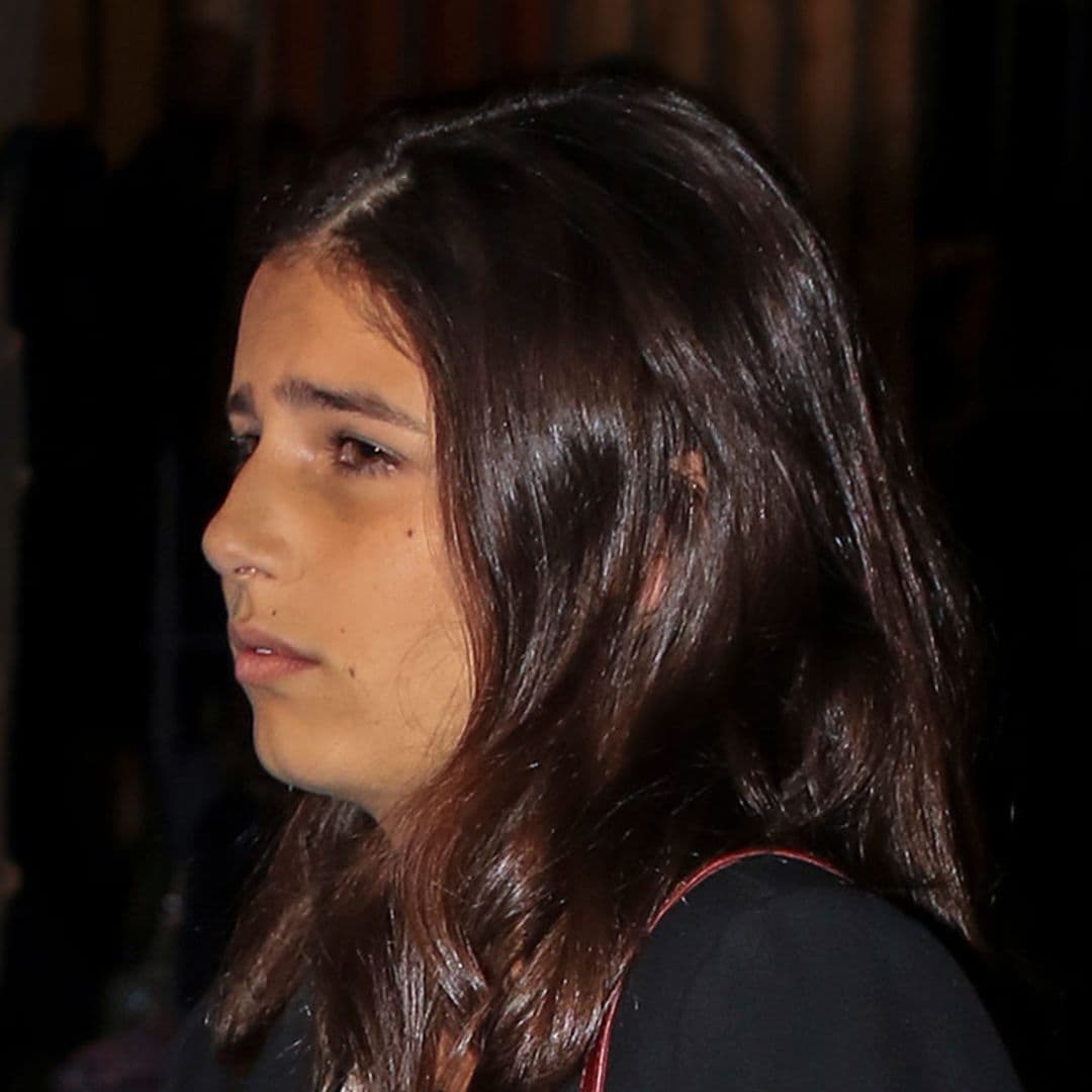 Cayetana Rivera, visiblemente afectada en el último adiós al cantante Rafa Serna