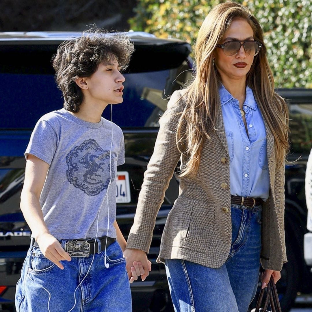 Jennifer Lopez pasea con su hija Emme mientras se alistan para celebrar su cumpleaños 18