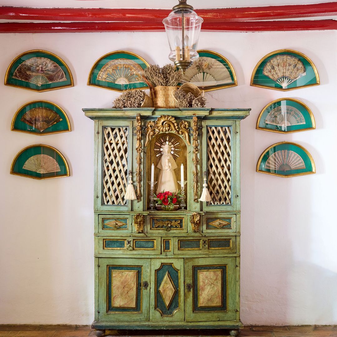 Un rincón en el que prevalece un homenaje a la religión cristiana 