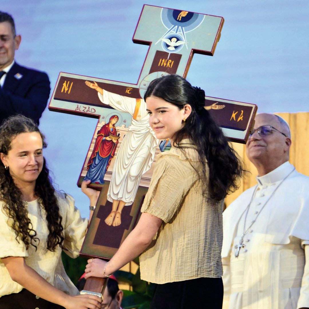 Dos chicas durante la misa de jóvenes