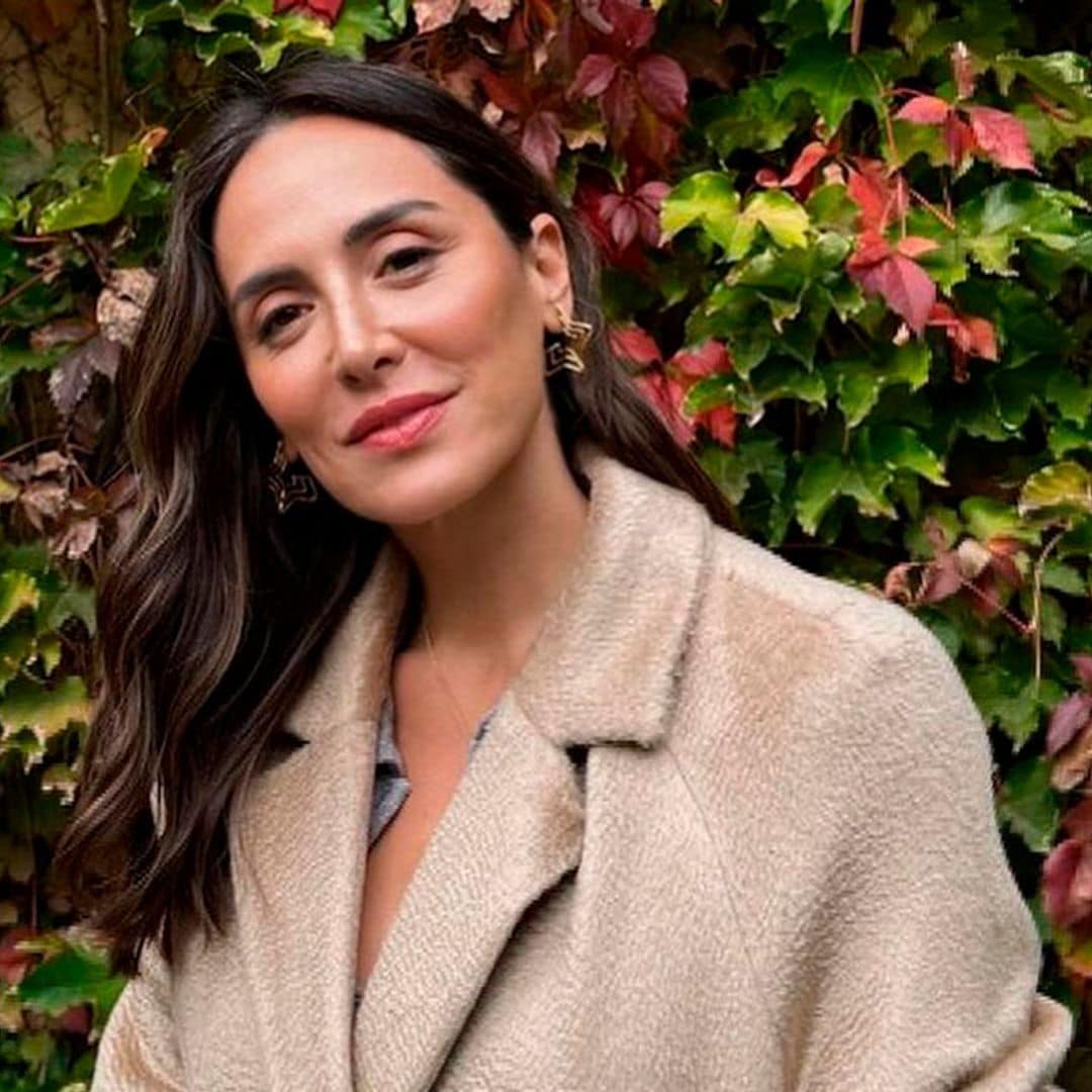 Tamara Falcó nos inspira con su combinación cómoda: pantalón 'cargo' y las zapatillas que adora