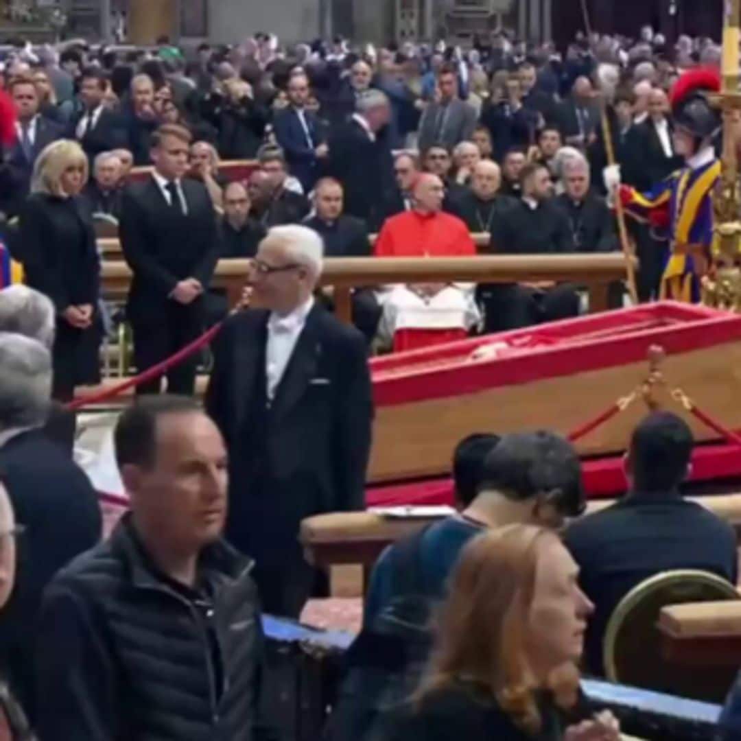 Los Macron y otros líderes internacionales acuden a la capilla ardiente 
