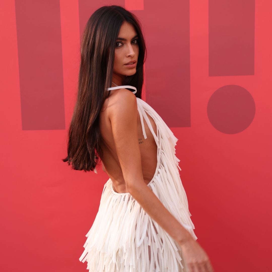 Lucía Rivera, ganadora del premio Fashion Idol, triunfa con un vestido alicantino de flecos y espalda descubierta