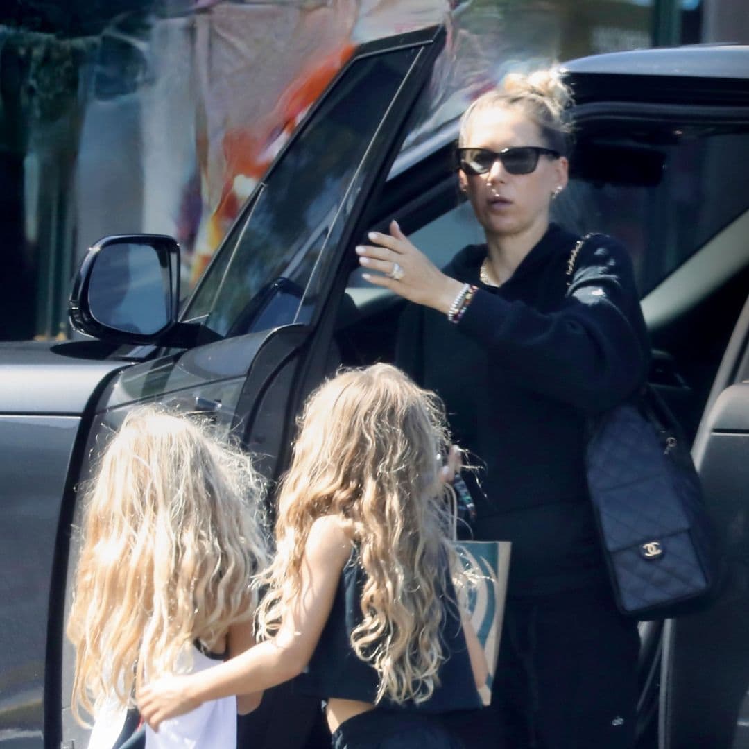 Descubrimos a Anna Kournikova, mujer de Enrique Iglesias, en una tarde de compras con sus hijas en Miami