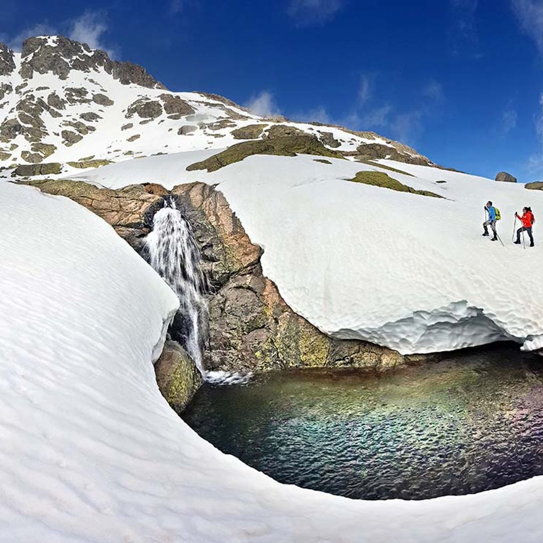 Caminando sobre la joya helada de la laguna de Gredos