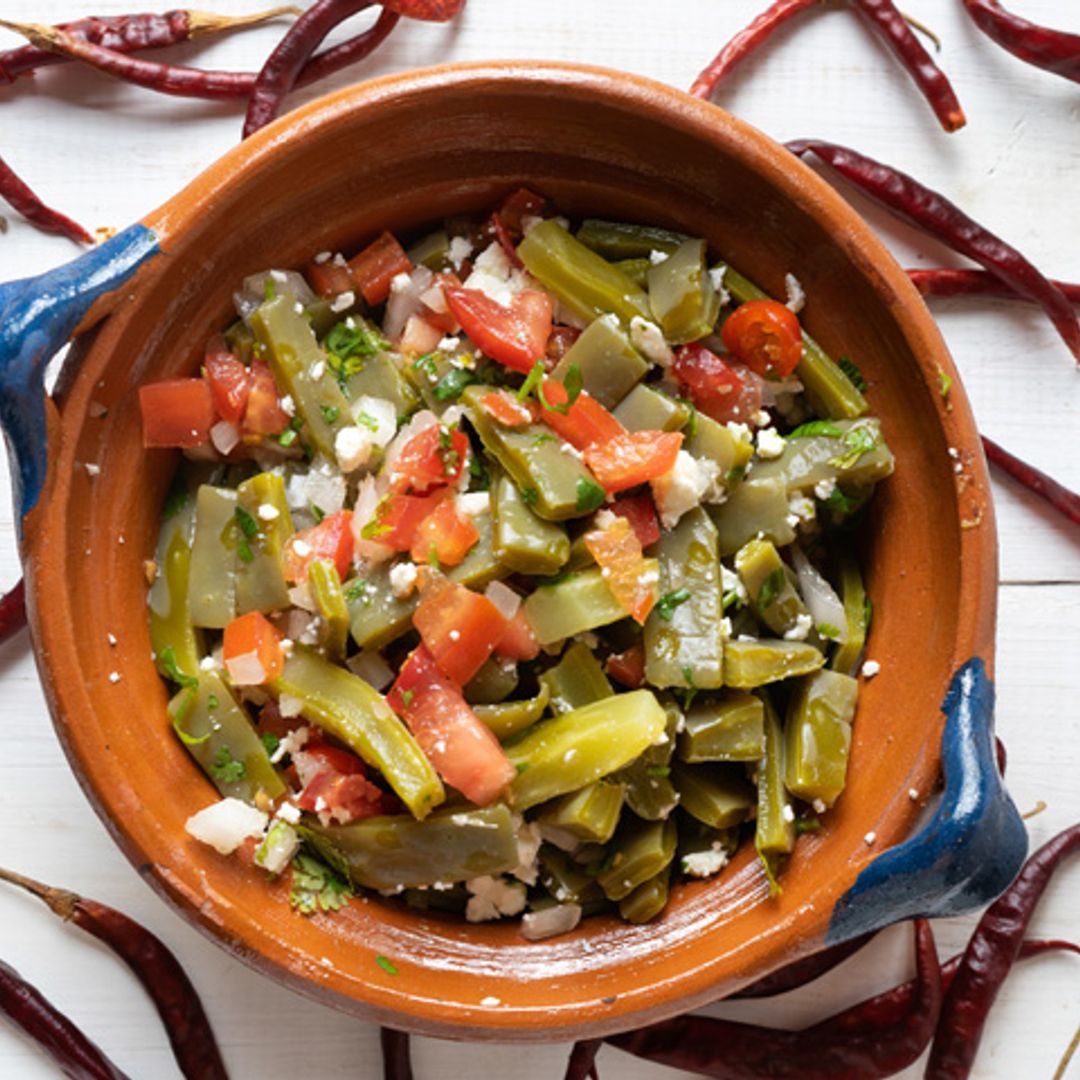 Ensalada de nopales con tomate y requesón