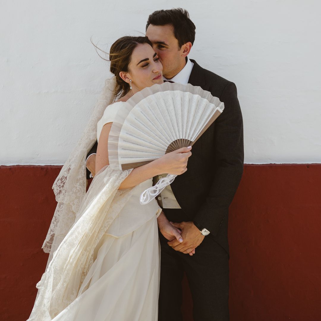 Sus primas se encargaron de las flores y la cerámica y su hermano de la papelería: así fue la boda de Ana en su casa de campo