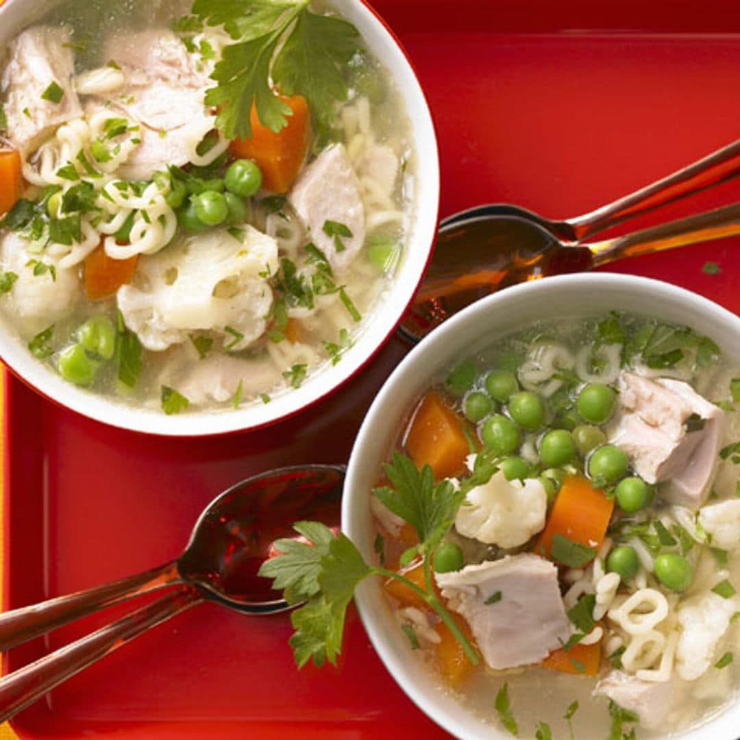 Sopa de pollo con guisantes