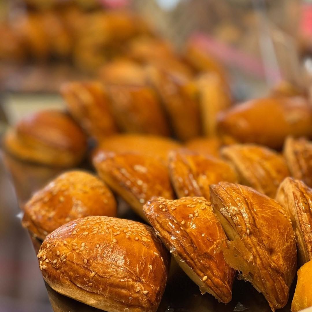 Los pirozhkis, empanadillas de la cocina judía se rellenan de carne kosher, repollo, champiñones, patata o pescado.