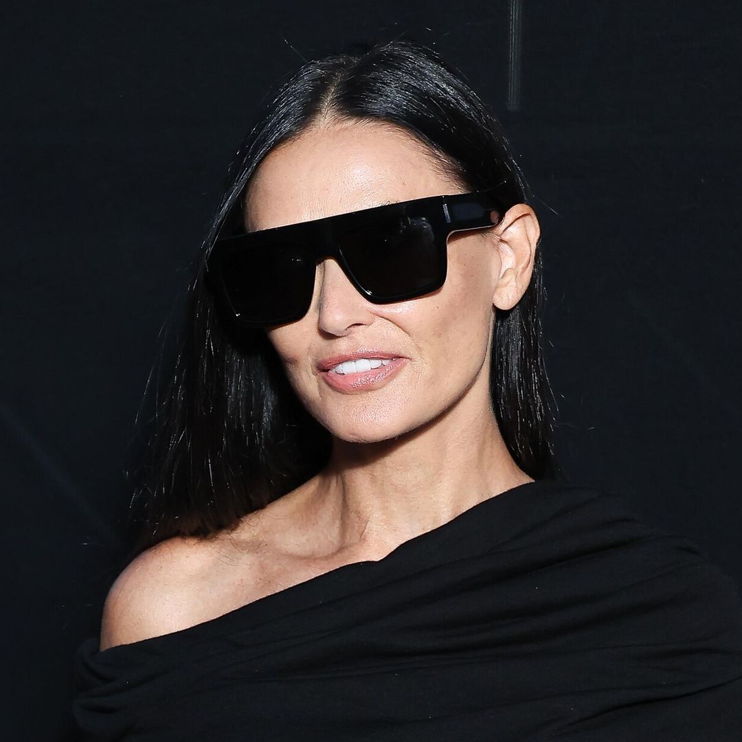 Demi Moore luce un vestido transparente en la semana de la moda de París