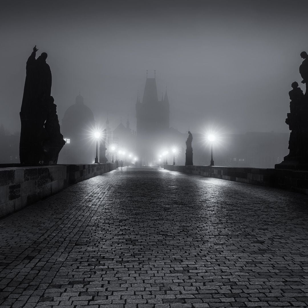 Famoso Puente Carlos de Praga durante la noche