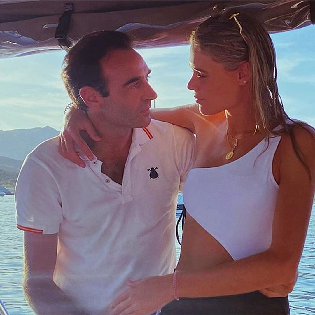 Enrique Ponce y Ana Soria disfrutan del atardecer más romántico a bordo de un barco