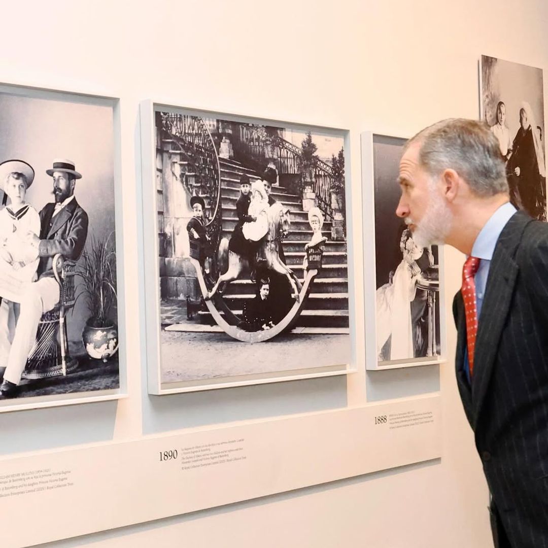 Felipe VI visitando la exposición de la reina Victoria Eugenia en la Galería de las Colecciones Reales de Madrid