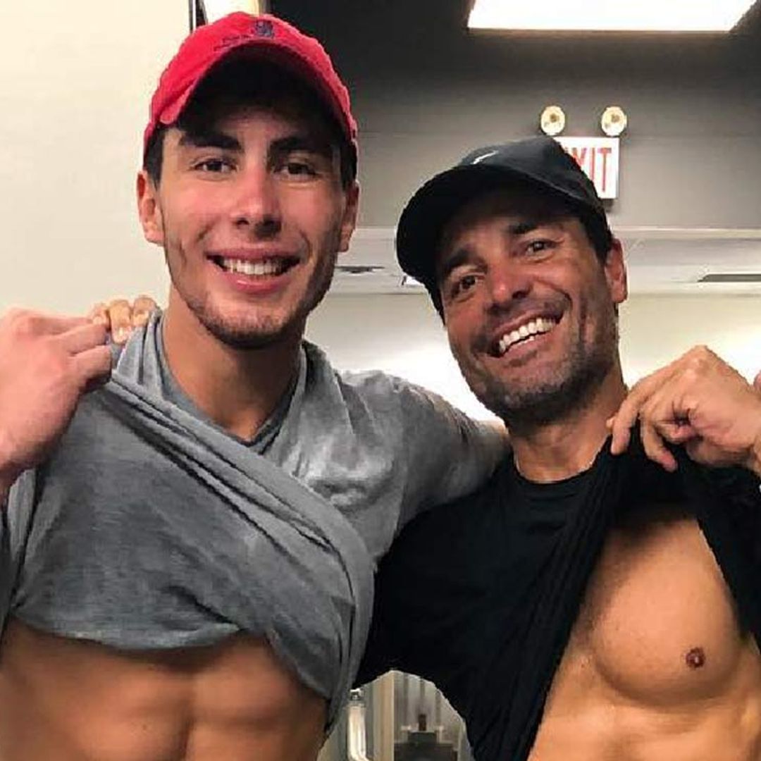 ¡Sigue levantando pasiones! Chayanne presume de abdominales a sus 50 años con su hijo