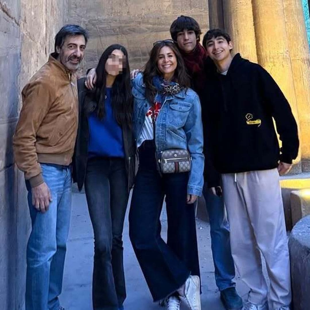 Juan del Val y Nuria Roca con sus hijos 