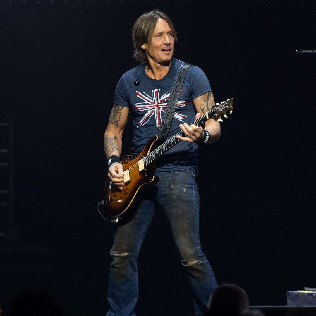 Keith Urban, subido al escenario interpretando uno de sus 'singles'