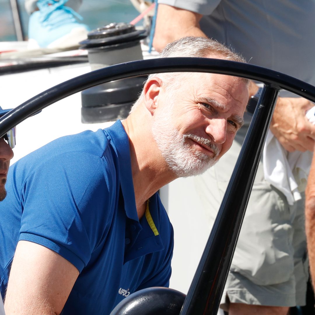 La reacción del Rey Felipe VI tras caerse una vela a bordo del AIFOS: el vídeo del gran susto