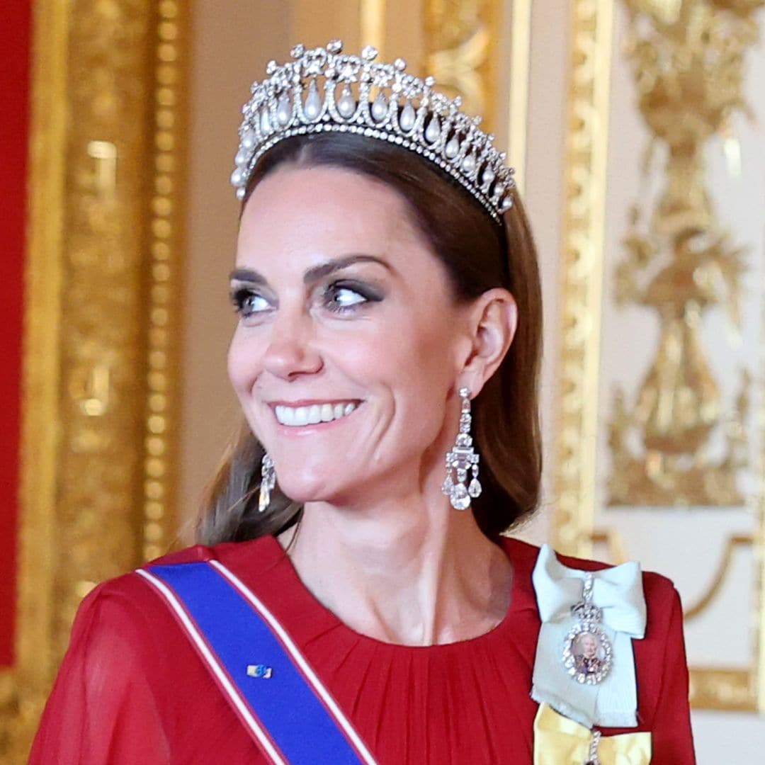 La princesa de Gales, espectacular de rojo, recuerda con sus joyas a Diana de Gales e Isabel II