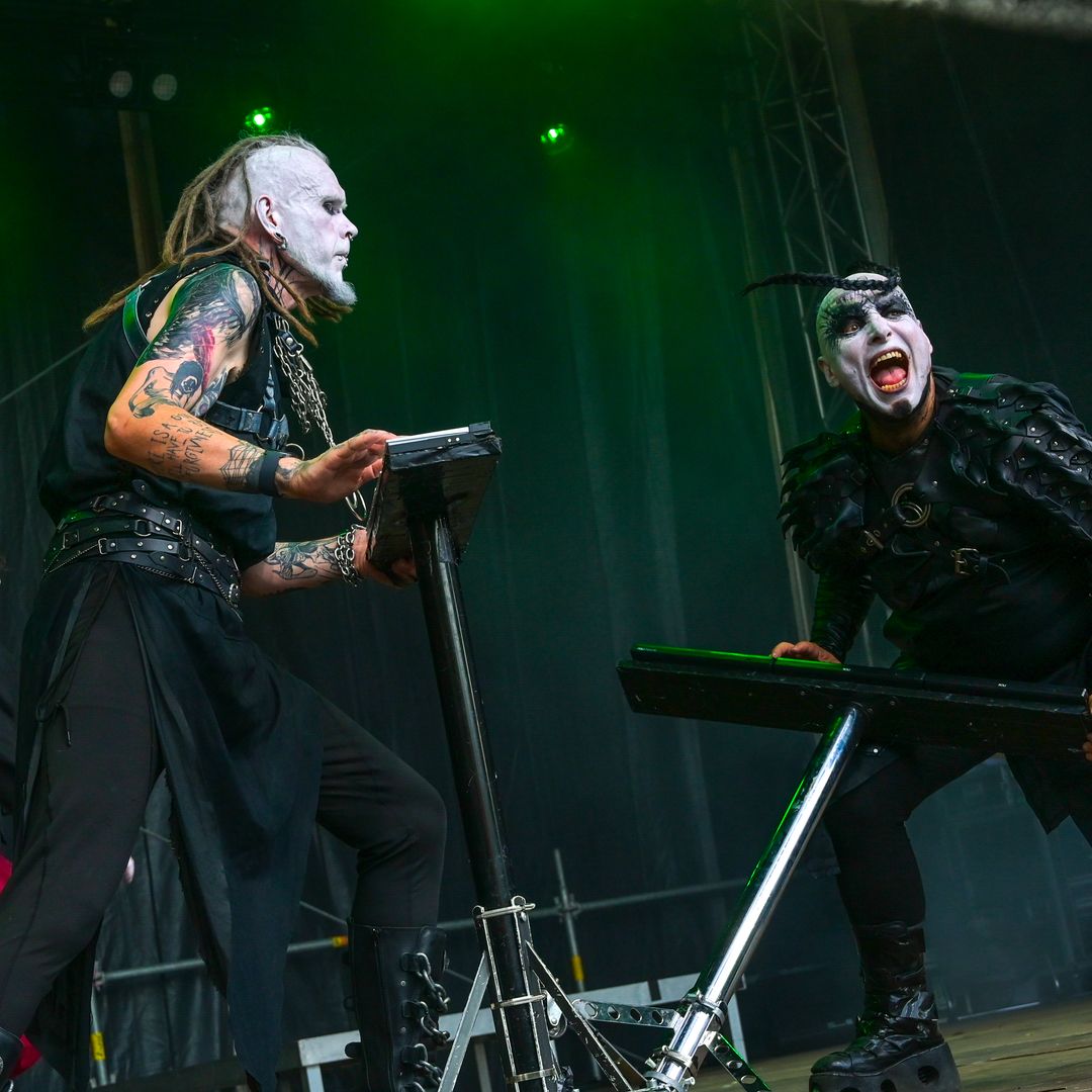 Conmoción por la repentina muerte del teclista de la banda alemana Das Ich tras dar un concierto en Granada