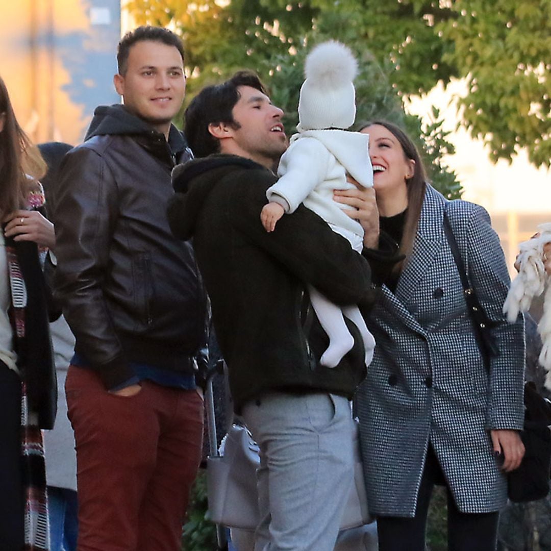 Eva González y Cayetano Rivera, juntos con su hijo en la cabalgata de Reyes