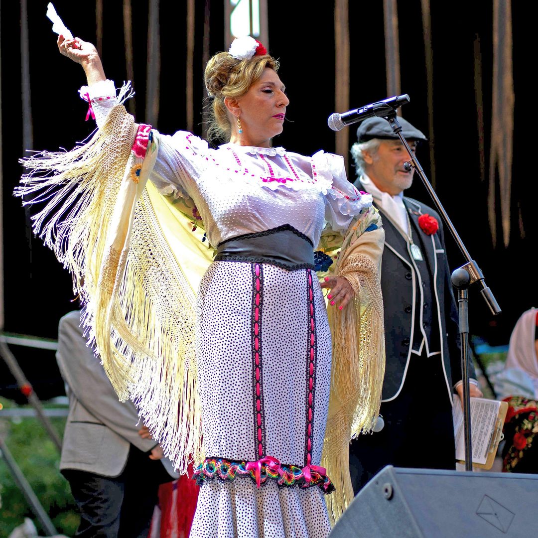 La cantante de ópera Maria Rodriguez en los jardines de Las Vistillas, Madrid durante las fiestas de agosto