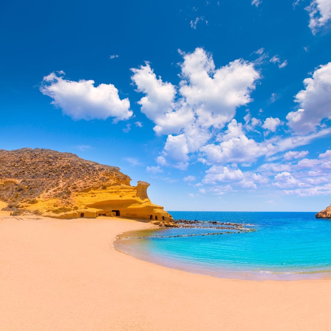 Aquí están las playas más salvajes del Mediterráneo: un paraíso para buceadores y senderistas
