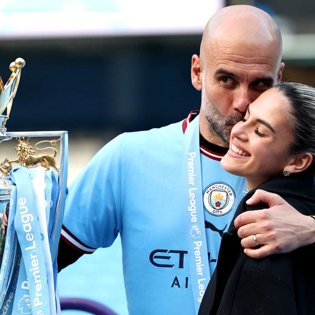 ¡La familia al completo! Pep Guardiola celebra con su mujer, sus hijos y su padre el título del Manchester City