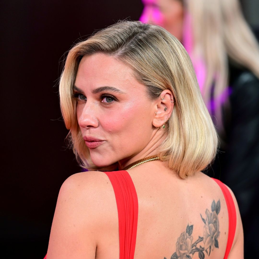 Scarlett Johansson se inspira en su icónico vestido rojo para convertirse de nuevo en una diva clásica de Hollywood