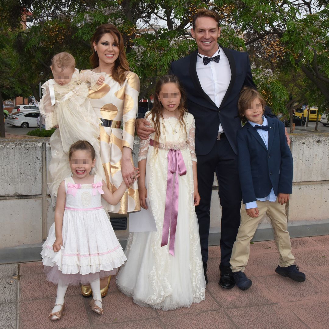 La cantante Tamara con su marido y sus cuatro hijos