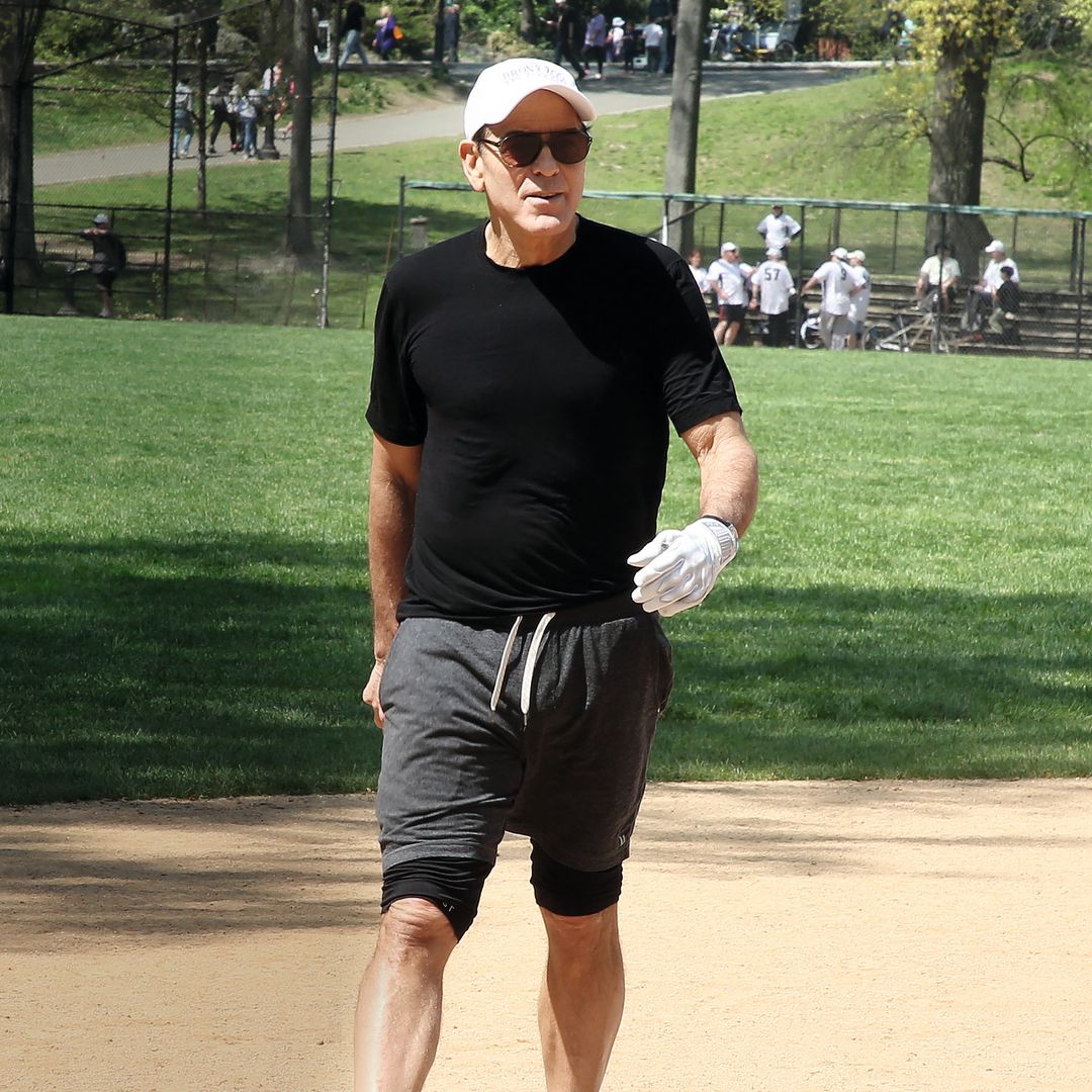 George Clooney sorprende al público al aparecer como jugador de softball en Nueva York