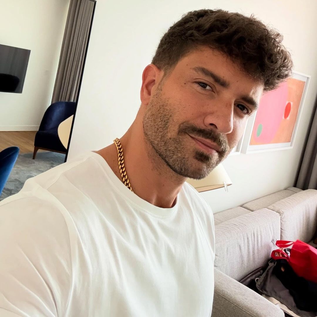 Así es el refugio de Pablo Alborán en Madrid donde ahora toca descansar y recuperarse: jardín tropical, comedor selvático y sala de música