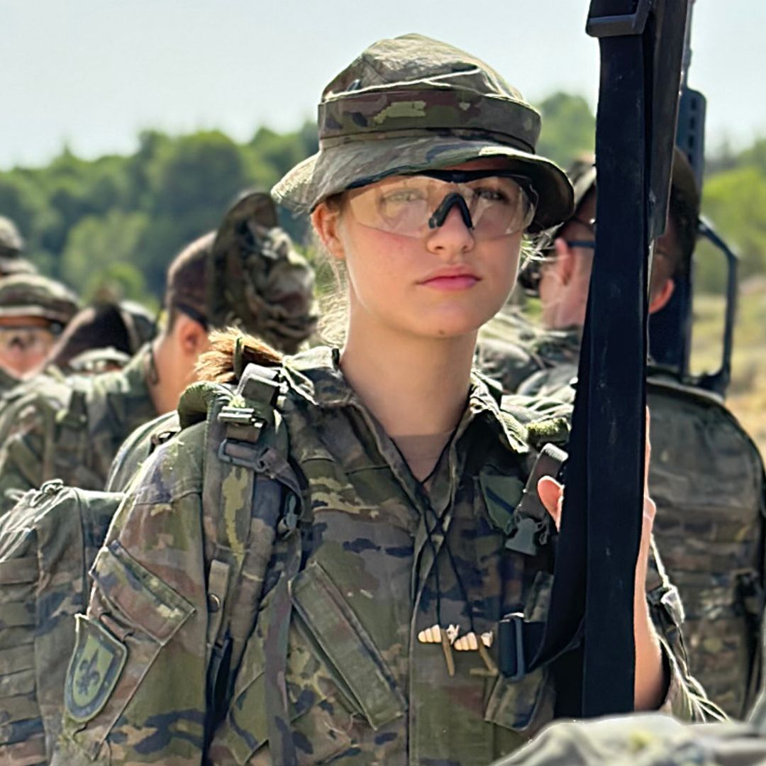 Fusil en ristre y entre el barro: las primeras imágenes de la princesa Leonor en su instrucción militar