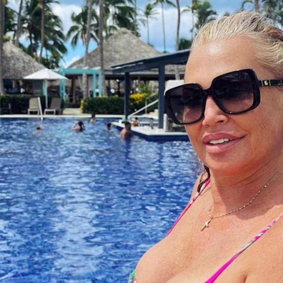 Belén Esteban zanja los rumores de crisis con un beso durante sus vacaciones con Miguel en Punta Cana