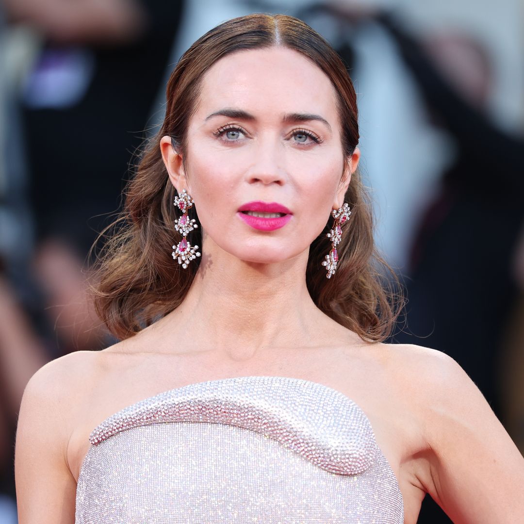 Emily Blunt con un vestido de cristales y otros lookazos vistos en la alfombra roja del Festival de Venecia