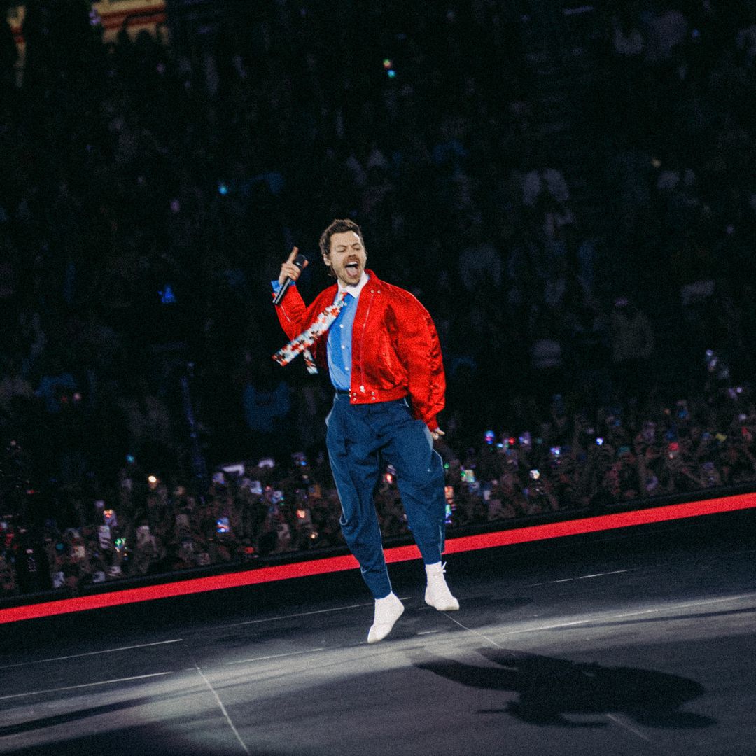 Harry Styles preocupa a sus fans en uno de sus conciertos de Londres: se atraganta y se desploma sobre el escenario