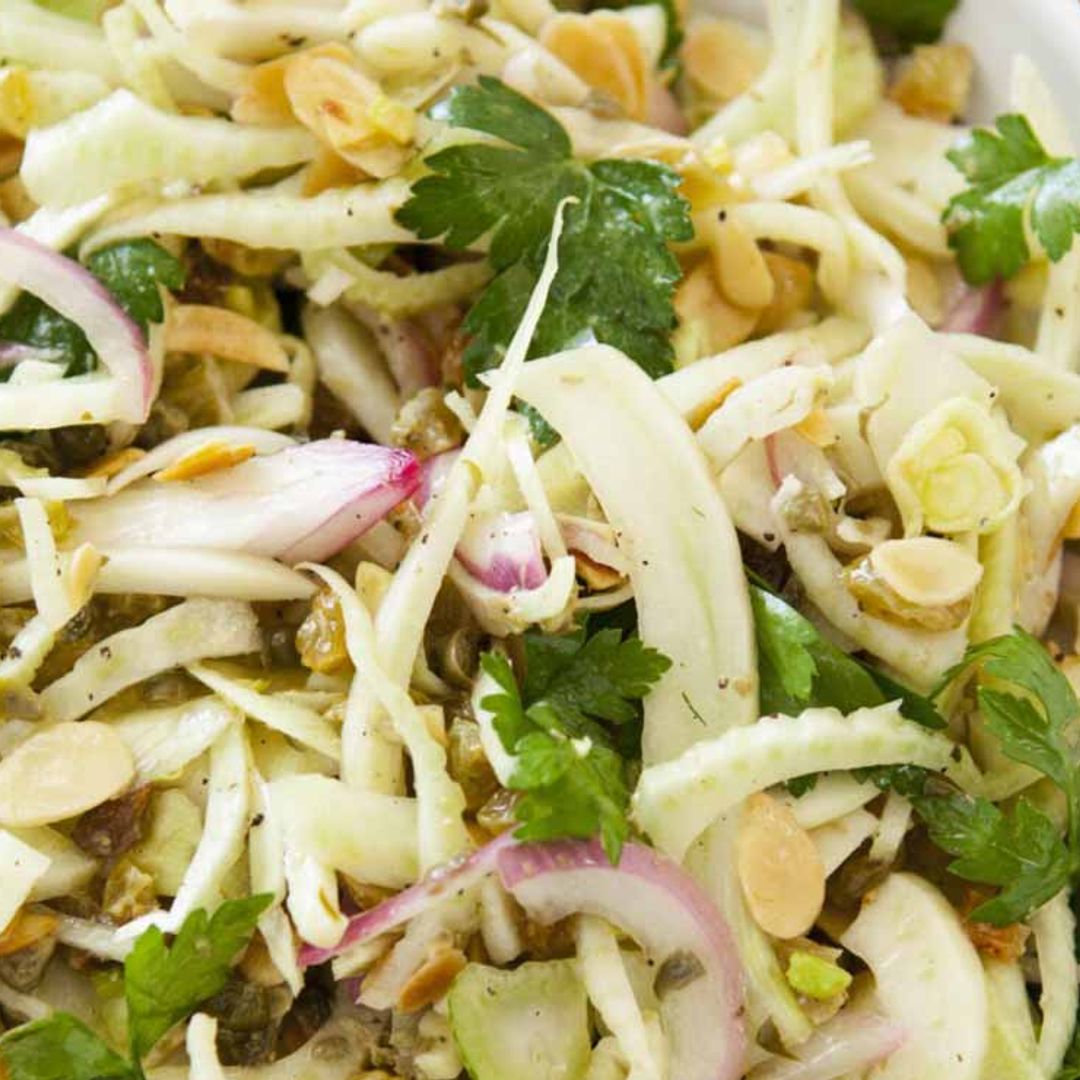 Ensalada de hinojo, cebolla y almendras