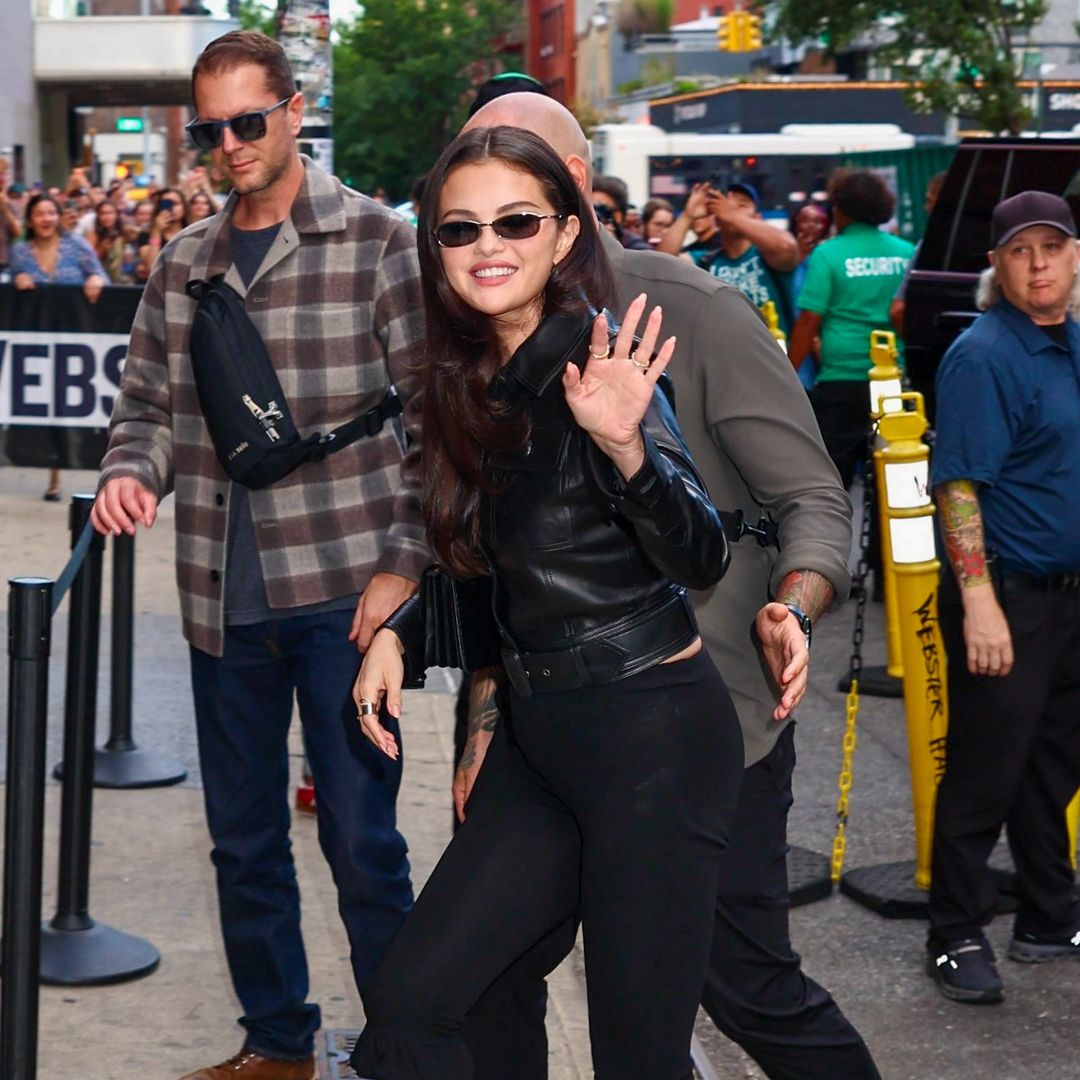 Los pantalones capri se llevan con estos zapatos en otoño 2026, según Selena Gómez