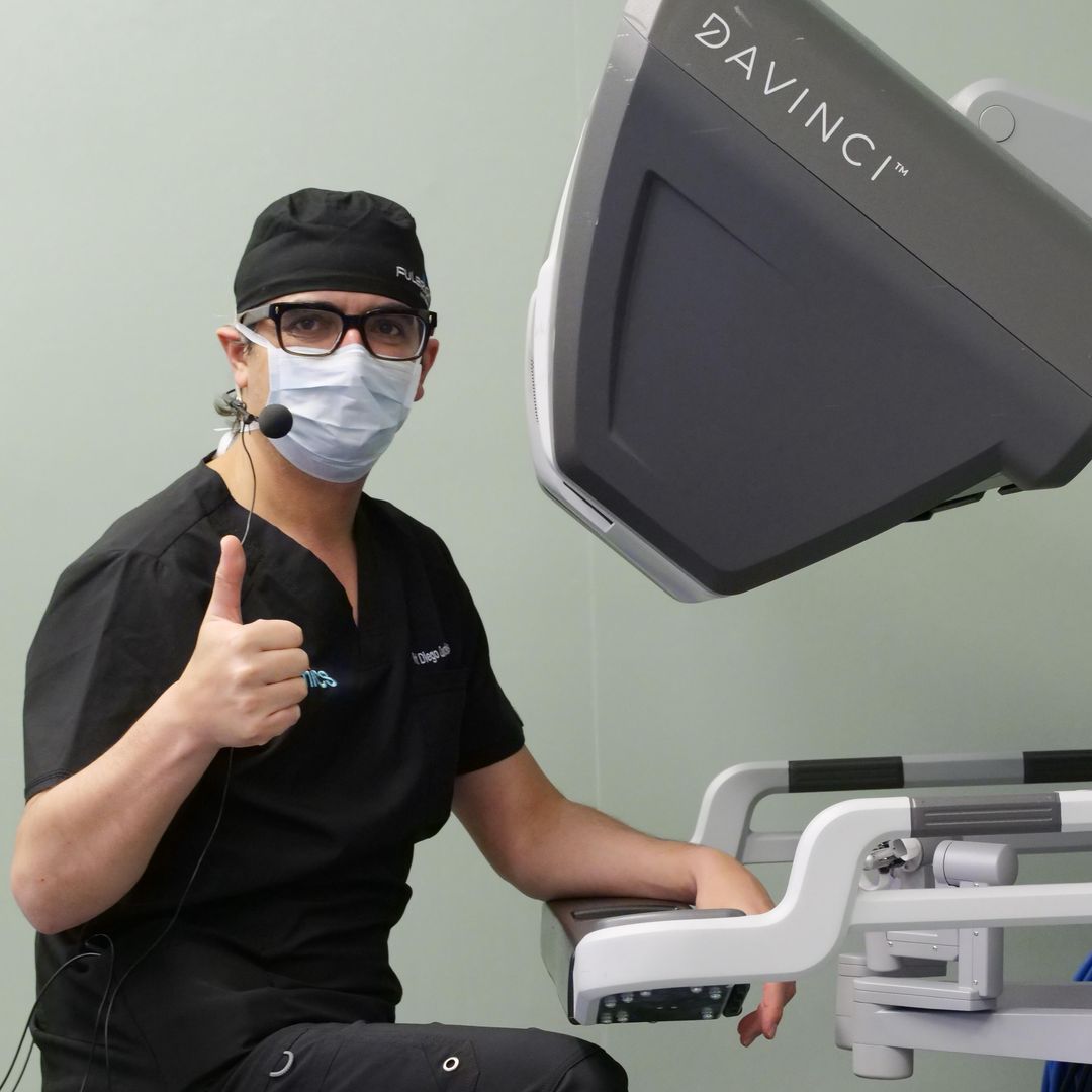 Diego González Rivas junto a su 'robot' Da Vinci 