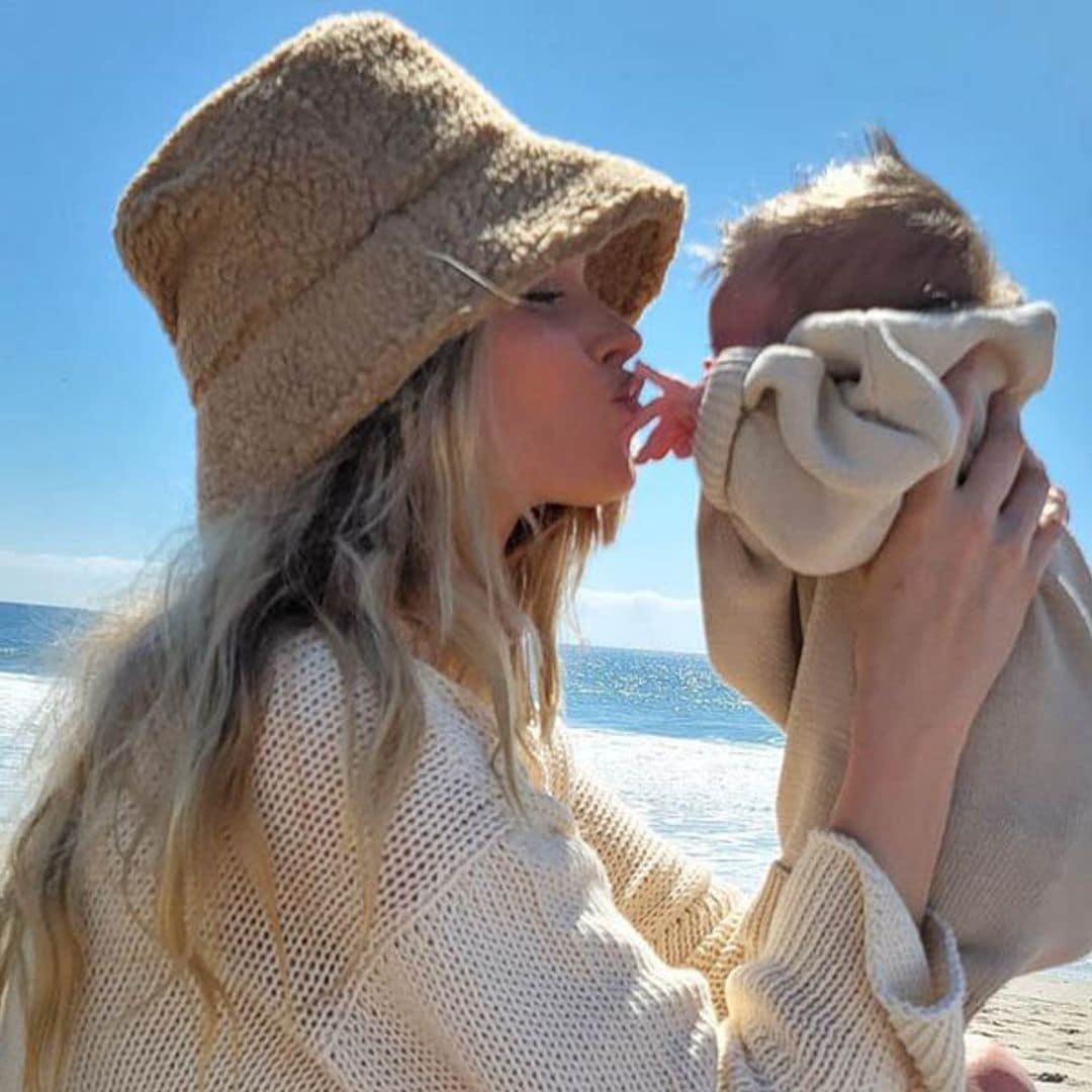 Elsa Hosk manda un poderoso mensaje de amor a su cuerpo tras dar a luz a su bebé