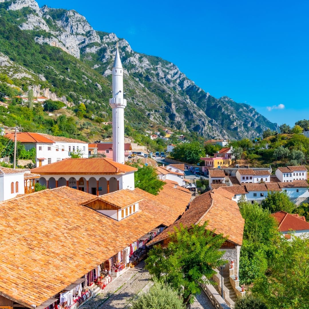 La ruta más fascinante por Albania: ciudades de piedra Patrimonio de la Humanidad, herencia otomana y playas de aguas cristalinas
