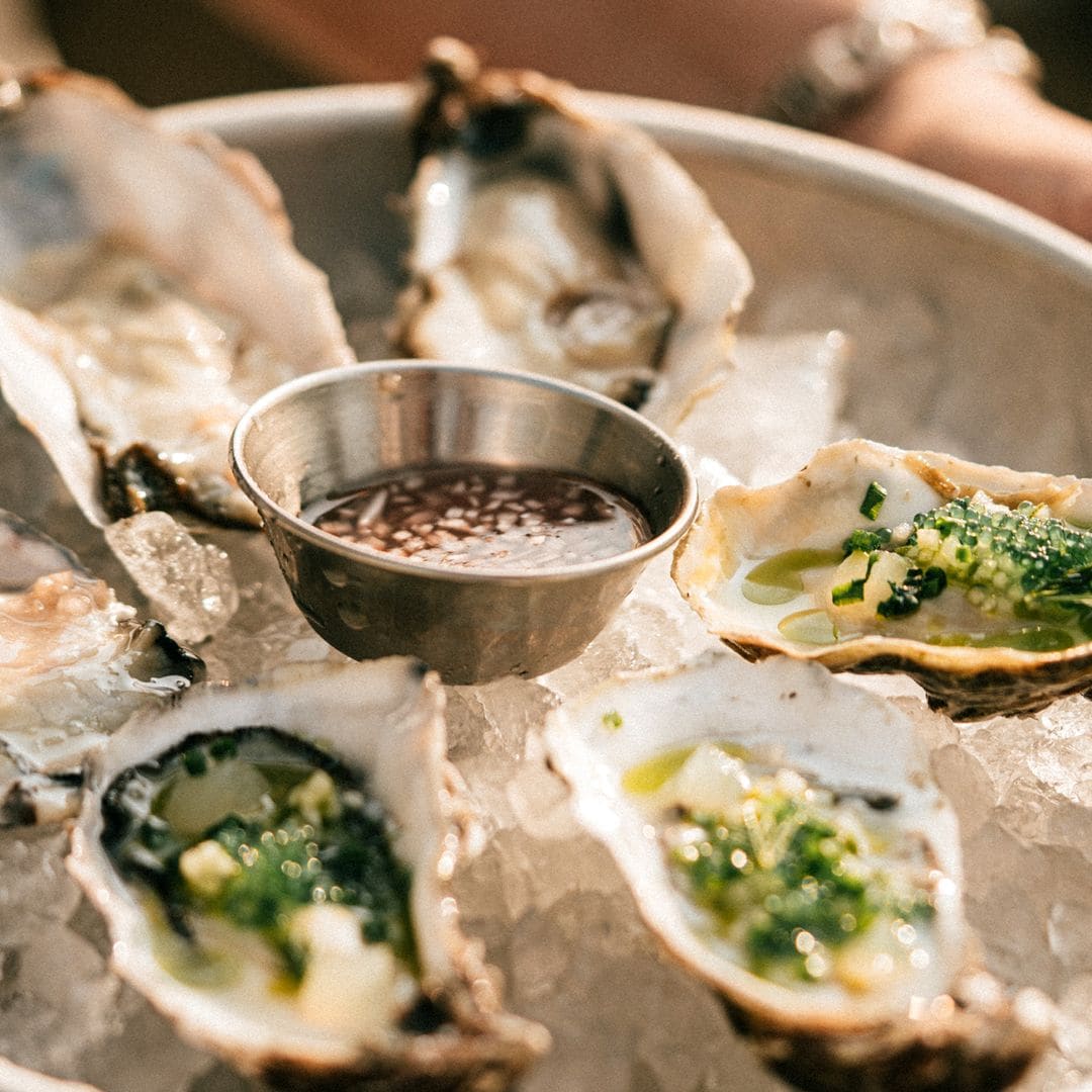 Cómo abrir ostras en casa sin hacerse daño: el truco que usan los profesionales