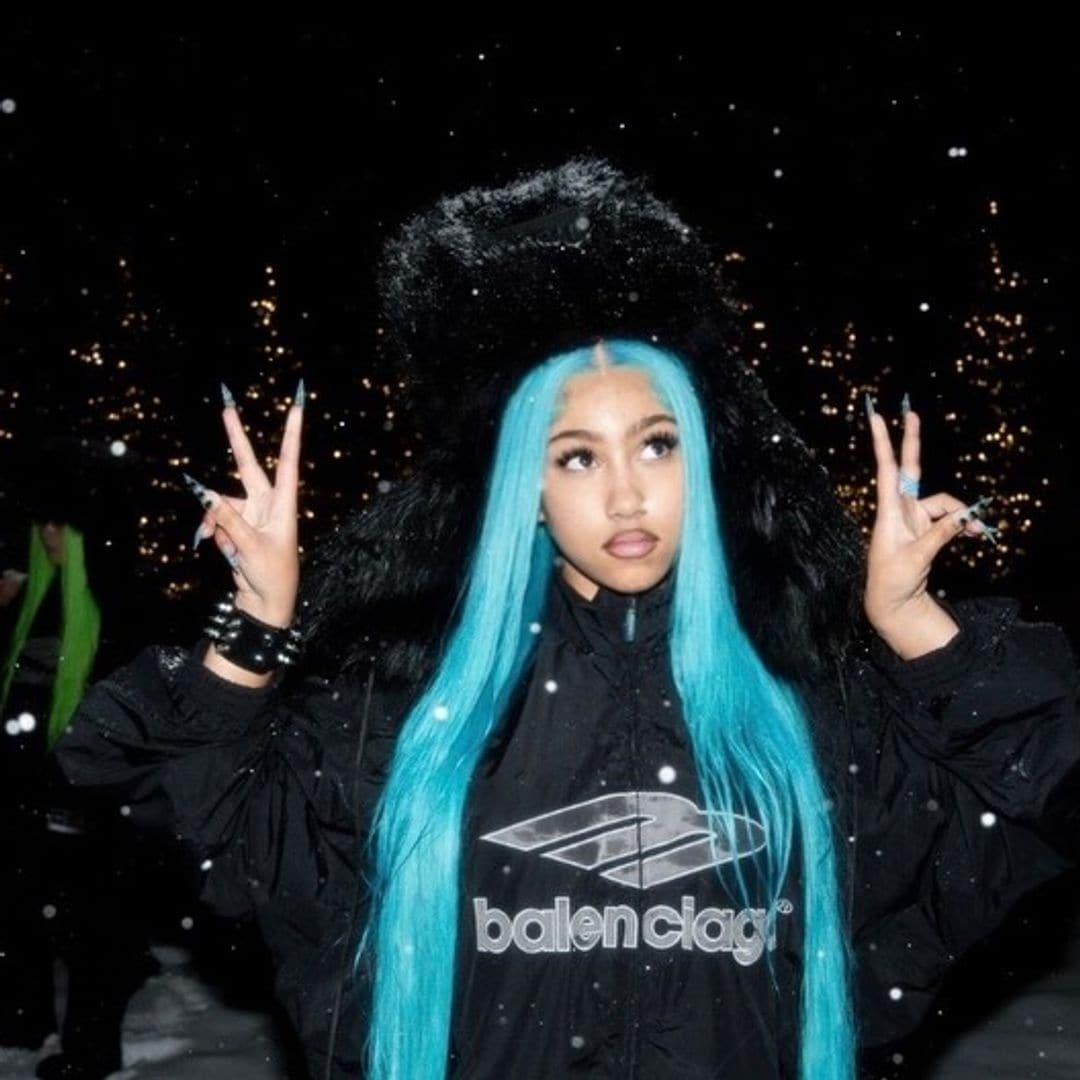 La joven está siguiendo el paso de sus padres en cuanto al gusto de la moda.