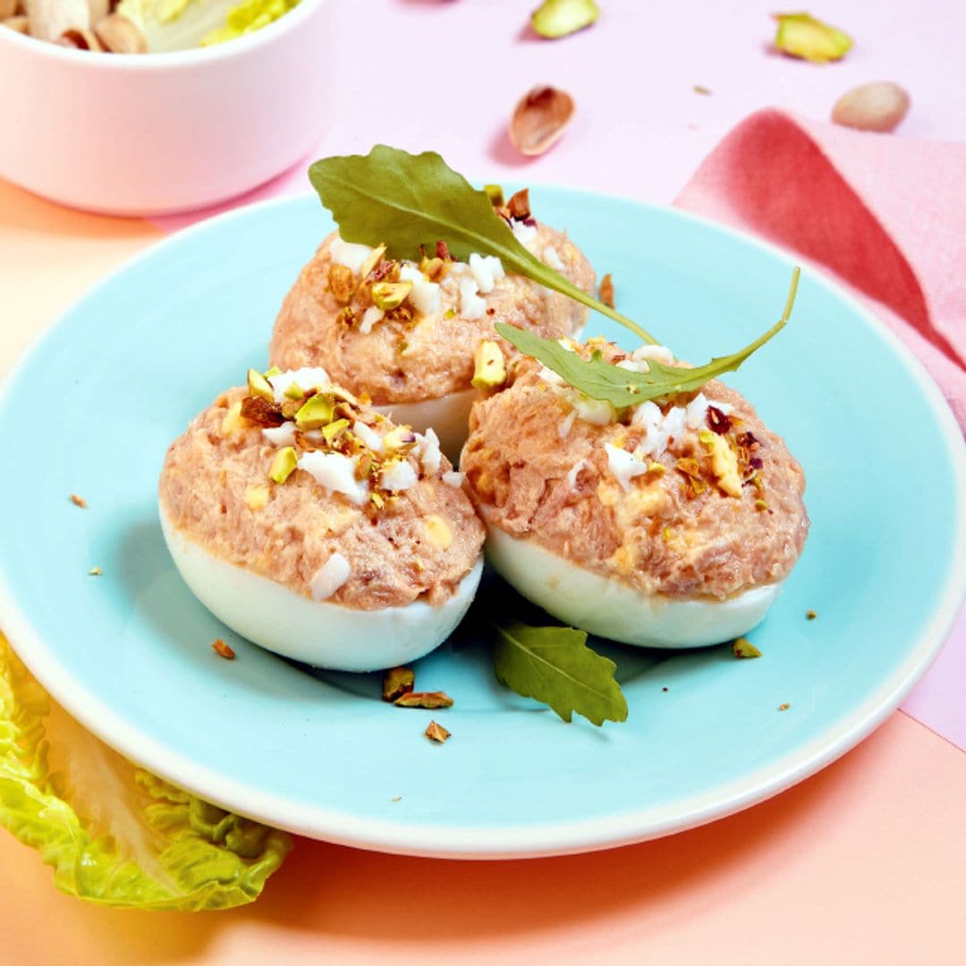 Huevos rellenos con pistacho, fresquitos y con un toque crujiente