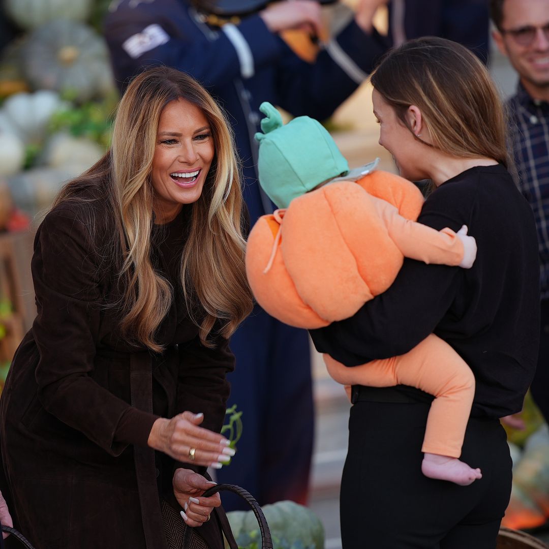 Melania Trump se rinde ante los tiernos disfraces de Halloween en la Casa Blanca