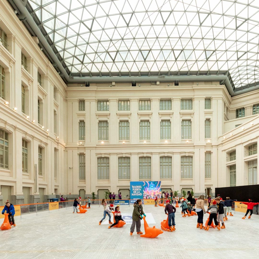 Pista de patinaje sobre hielo instalada en el Palacio de Cibeles de Madrid, bajo la cúpula de cristal, en Navidad