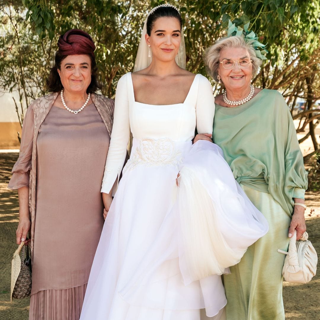La novia con su madre, Lourdes Aliende, y su abuela materna, María Teresa España
